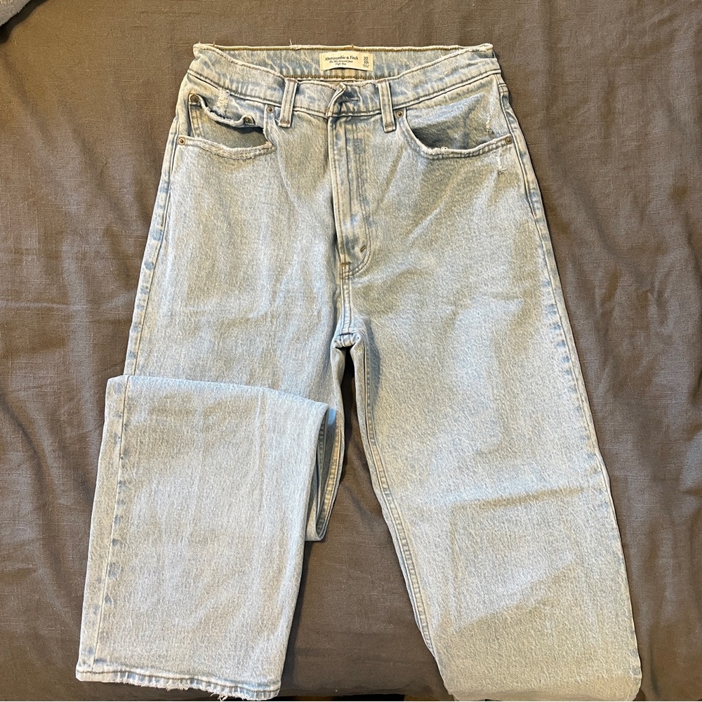 Abercrombie - 90’s Relaxed Jean High Rise - Size 30